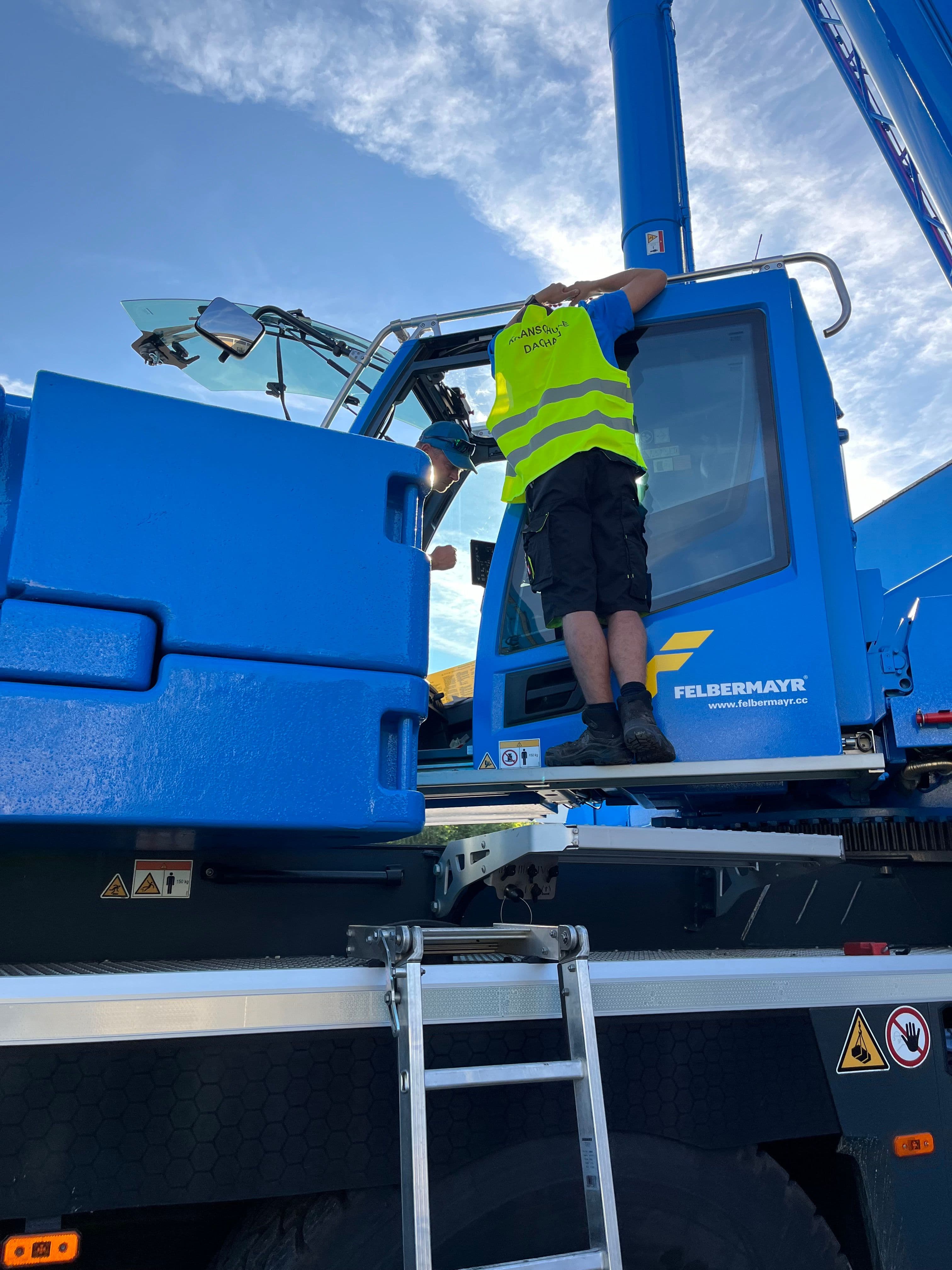 Aufstieg auf einen Kran eines Teilnehmers