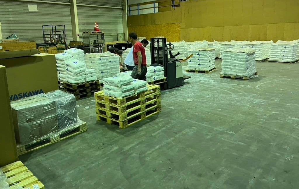 Umpacken von Säcken in einem Lager in Dachau