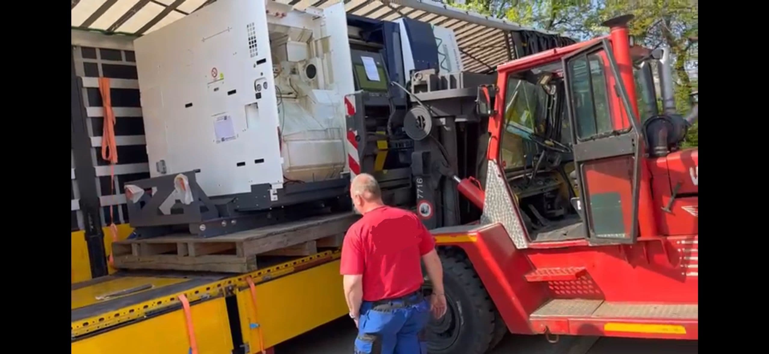 Verladung einer Fräsmaschine mittels 10to Gabelstapler