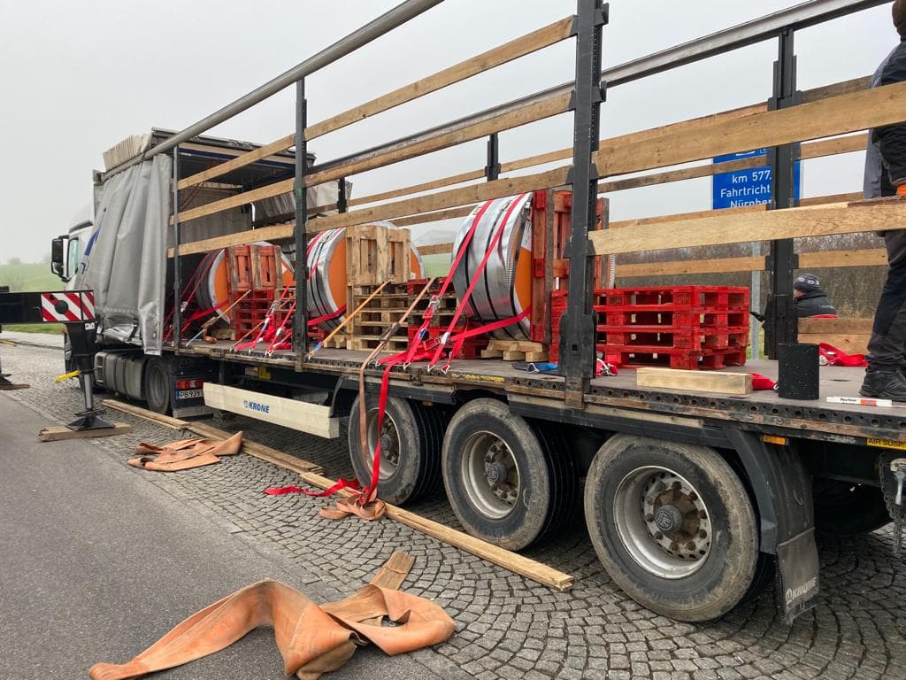 LKW mit 5 Tonnen schweren Rollen umgeladen, die umgefallen sind.