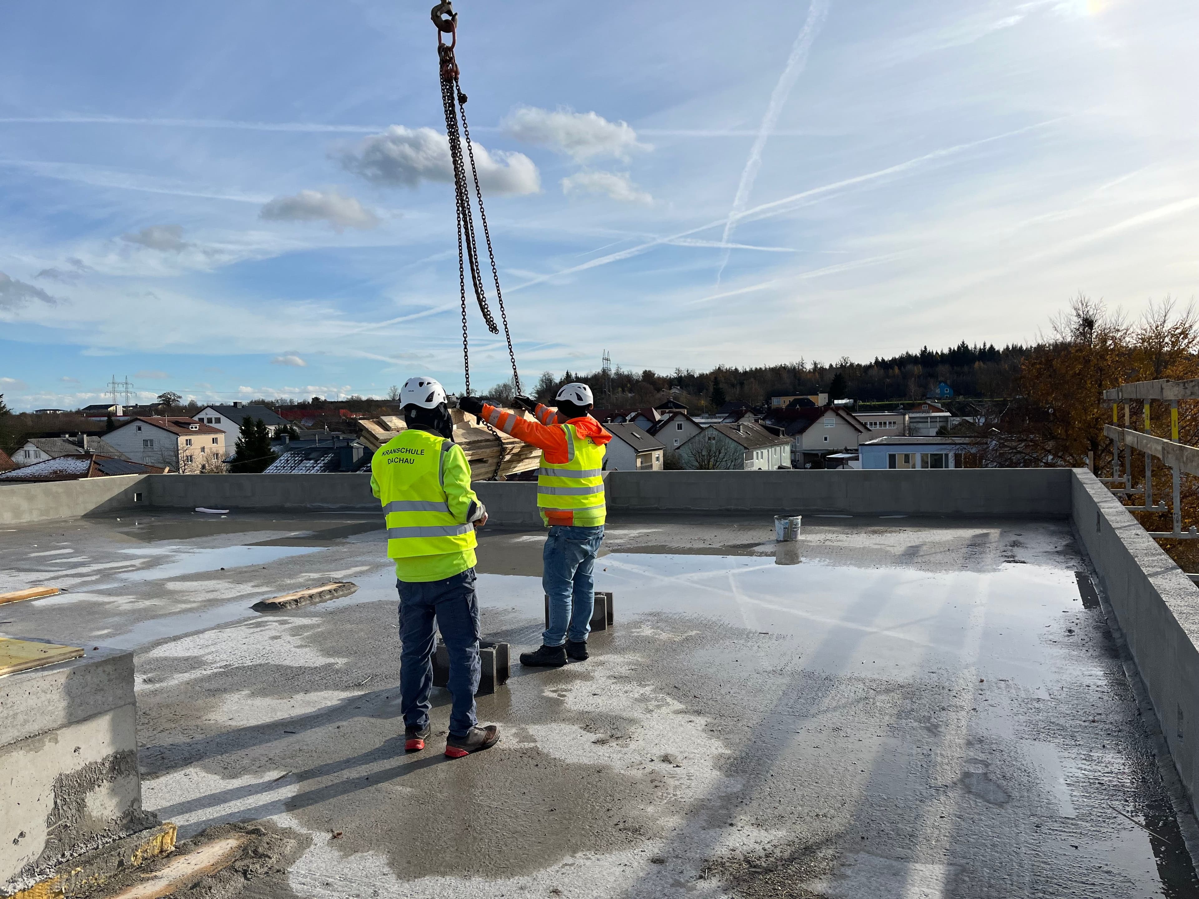 Zwei Teilnehmer schlagen Holz an