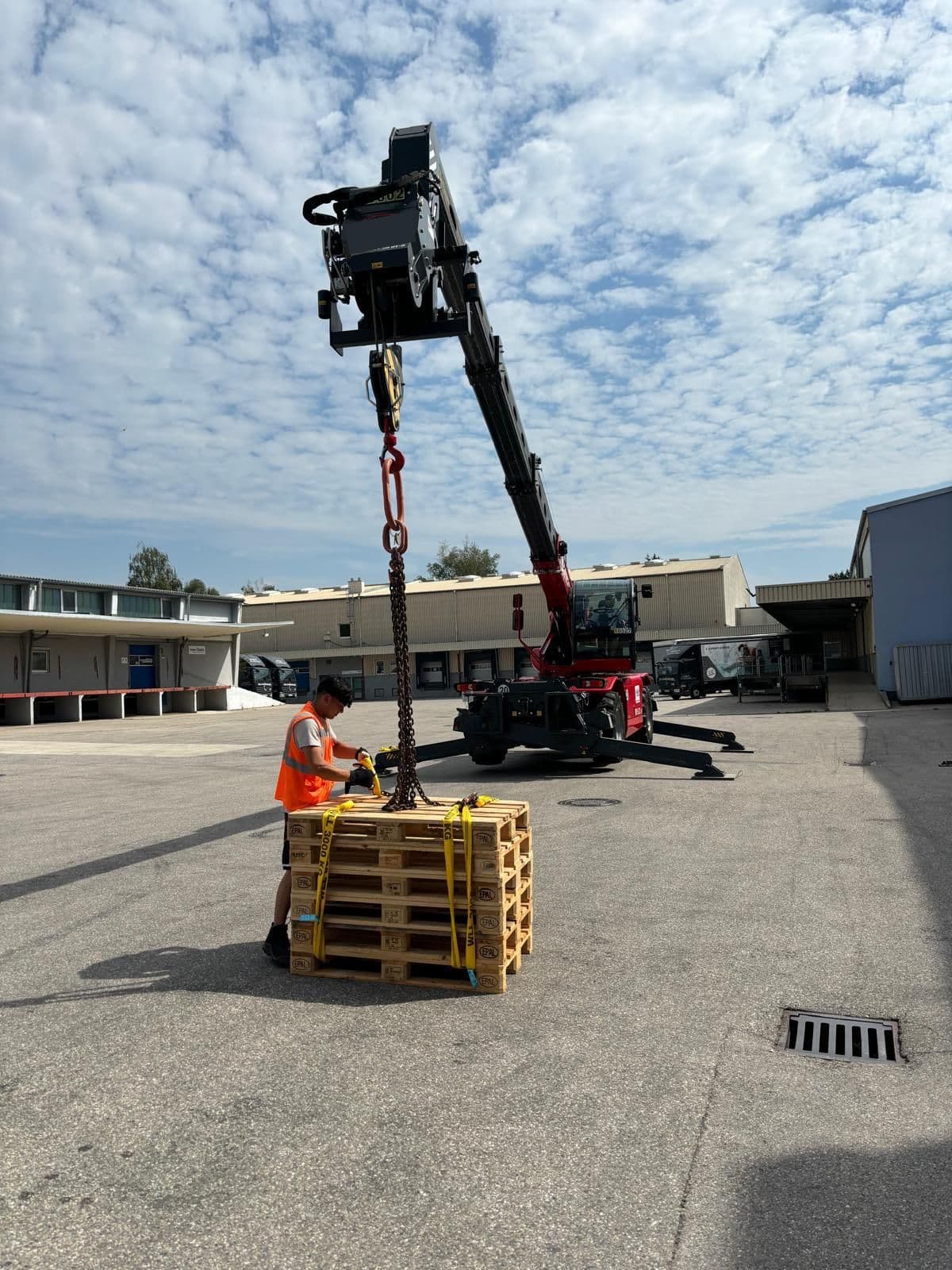 Teilnehmer verbindet Schlupf mit einem Stoß Paletten