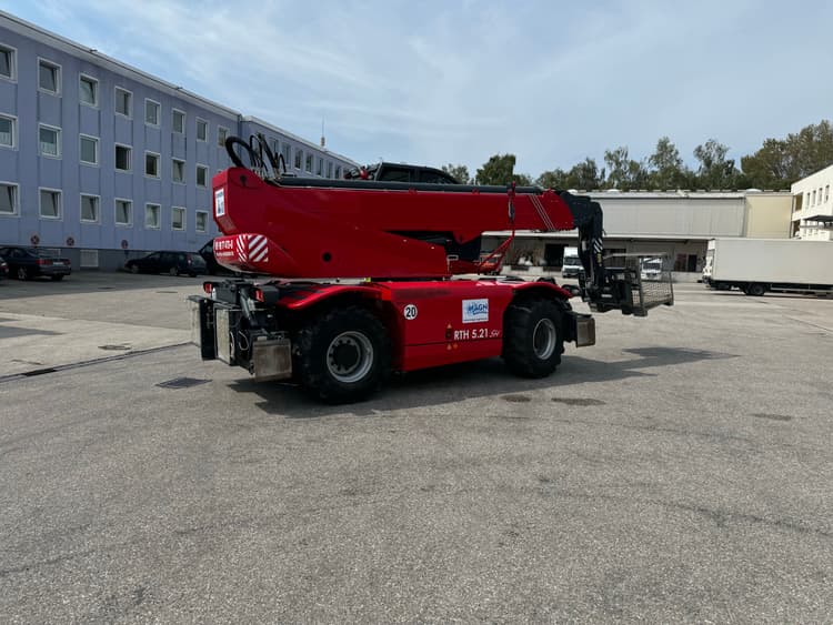 Roter Teleskopstapler von Schefer Mietservice auf einem Betriebsgelände, bereit für den Einsatz.